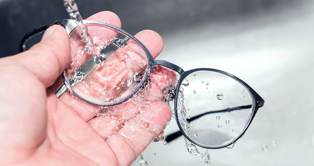 آیا تمیز کردن عینک با الکل به لنز آسیب می زند؟