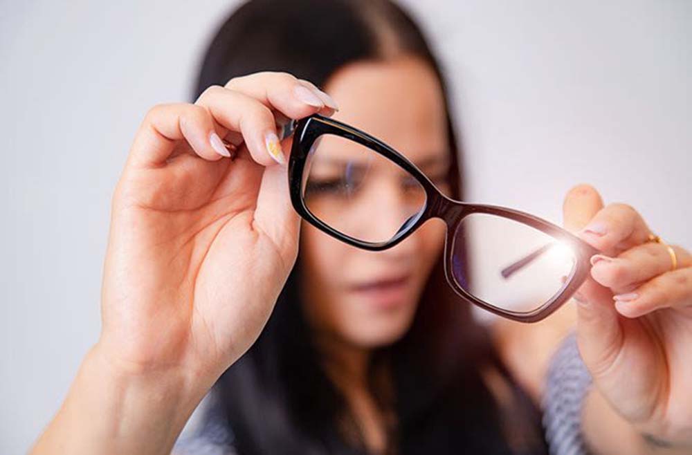 استفاده از عینک و گودی زیر چشم